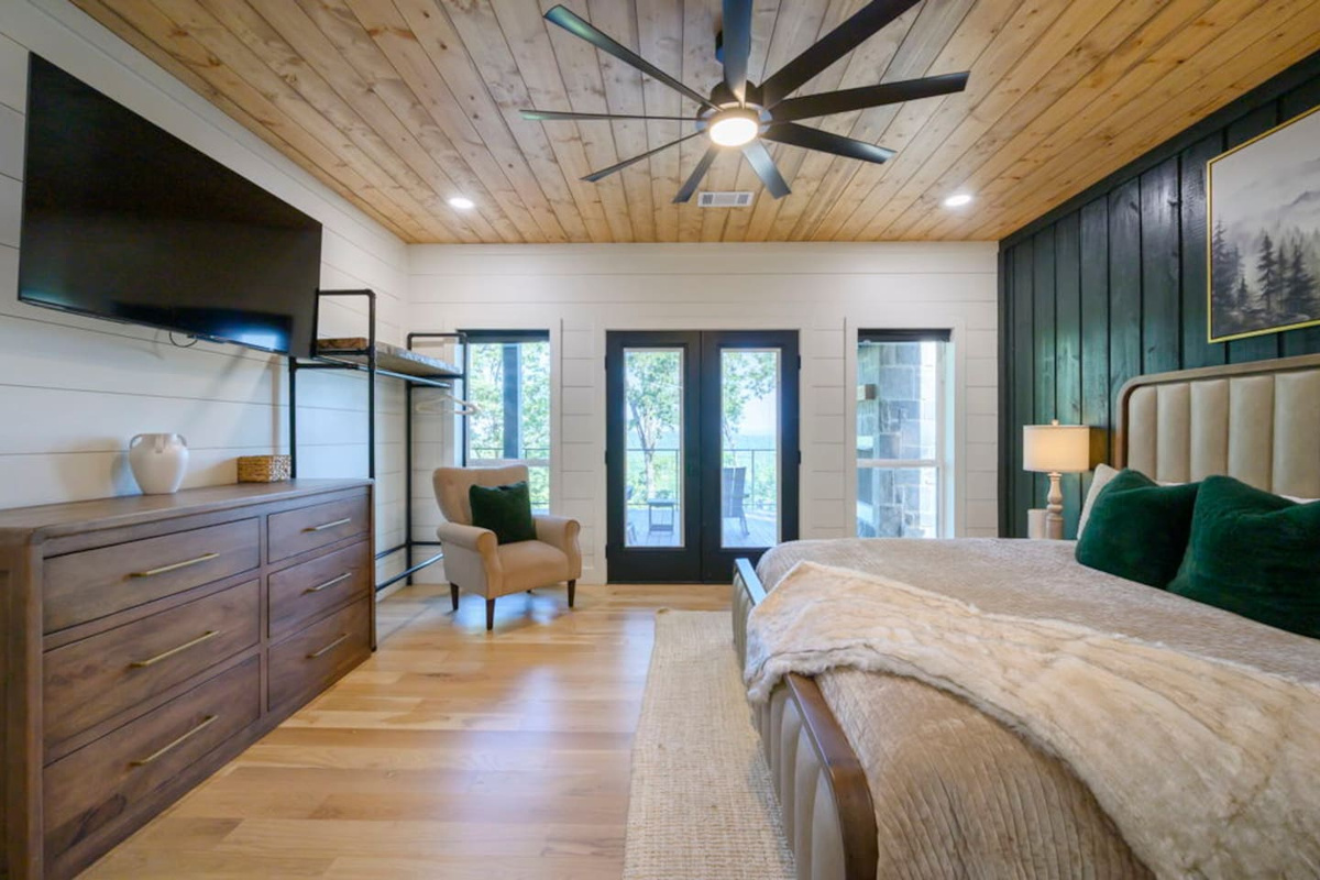  Luxurious king suite with plush bedding and a peaceful cabin feel.