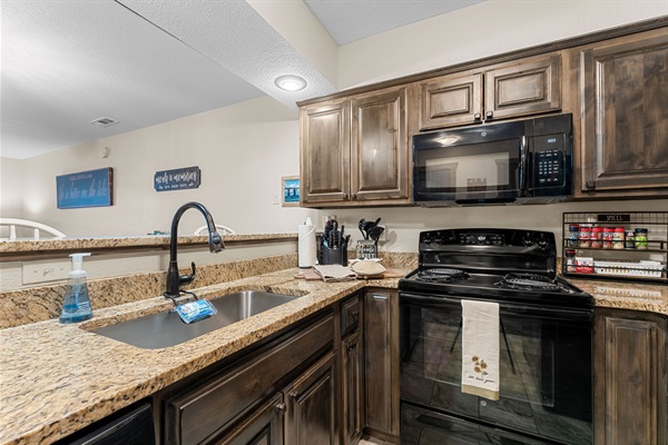 Full size oven and microwave. 