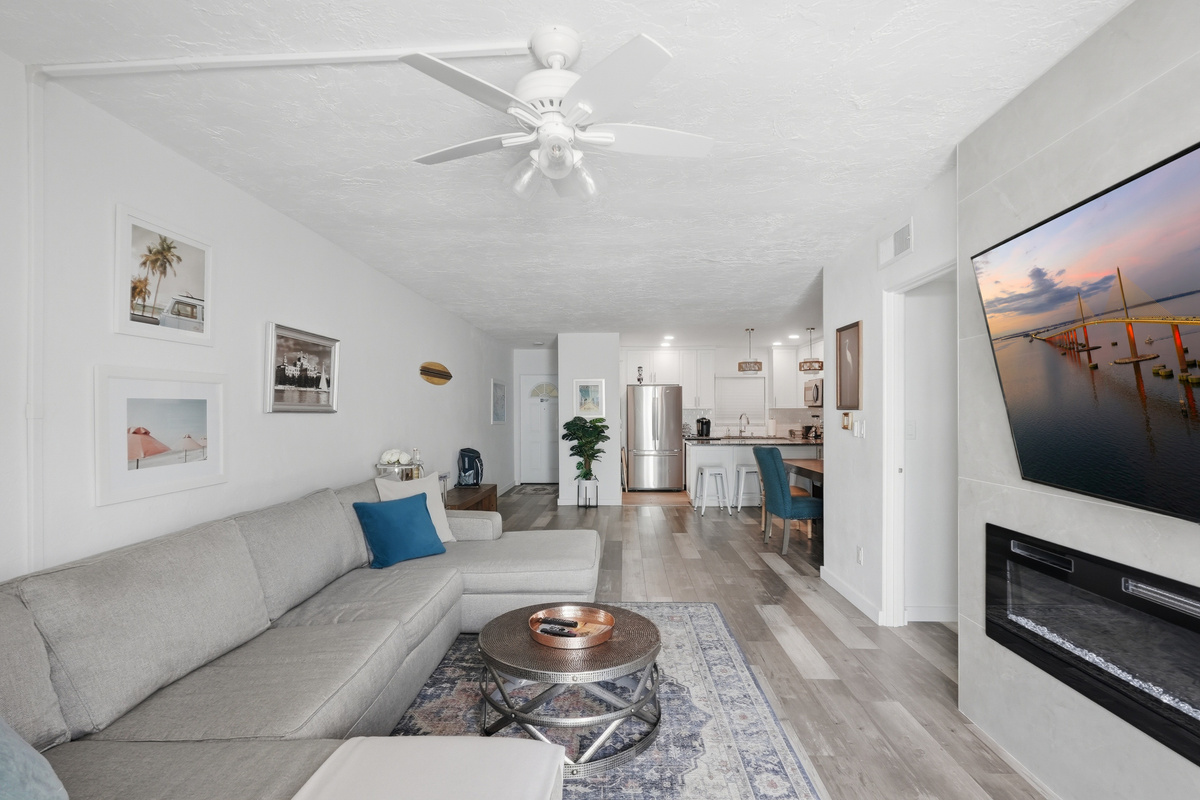 Bright and comfortable, the living room provides a welcoming space to relax, watch your favorite shows, or spend quality time together after a day at the beach.