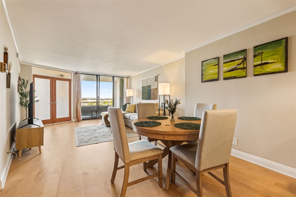 Warm and inviting living/dining room