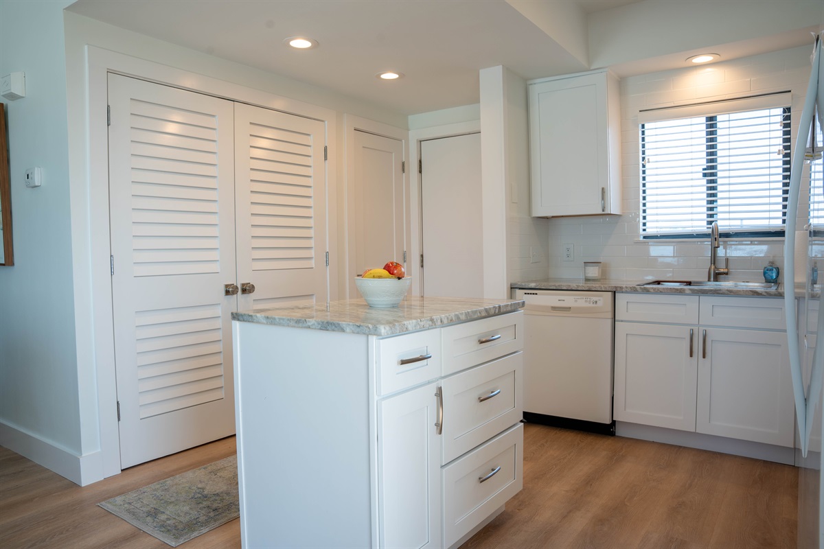 Kitchen w/bar and large pantry