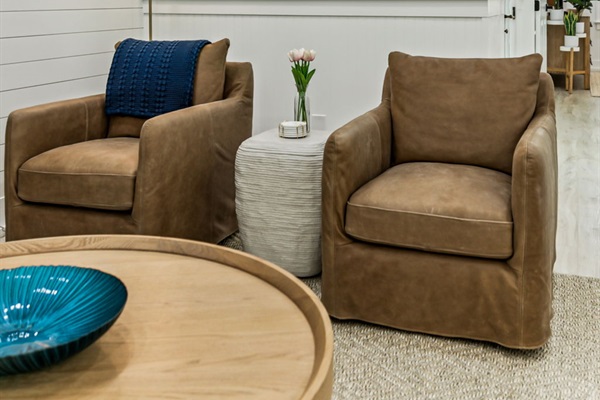 Swivel seating