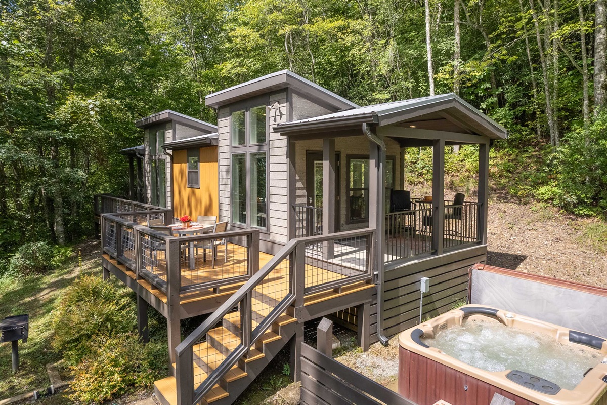 High Hollow blends modern charm with rustic tranquility, tucked away in the hills.