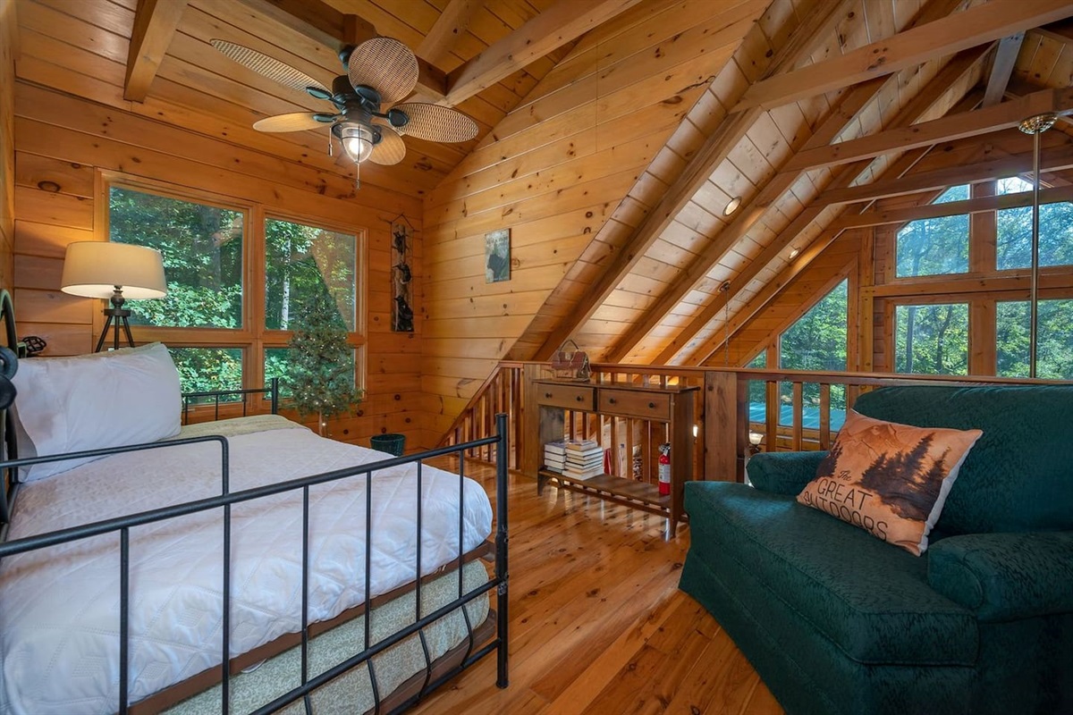 Upstairs loft bedroom - bedroom  2
2 twin beds/day bed , around the corner from Master 1