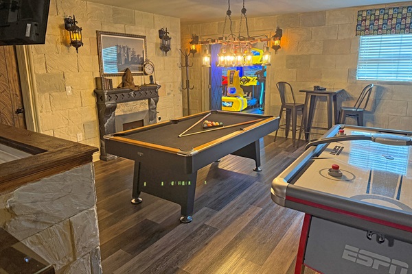 Adult Game Room - Play Pool And Air Hockey