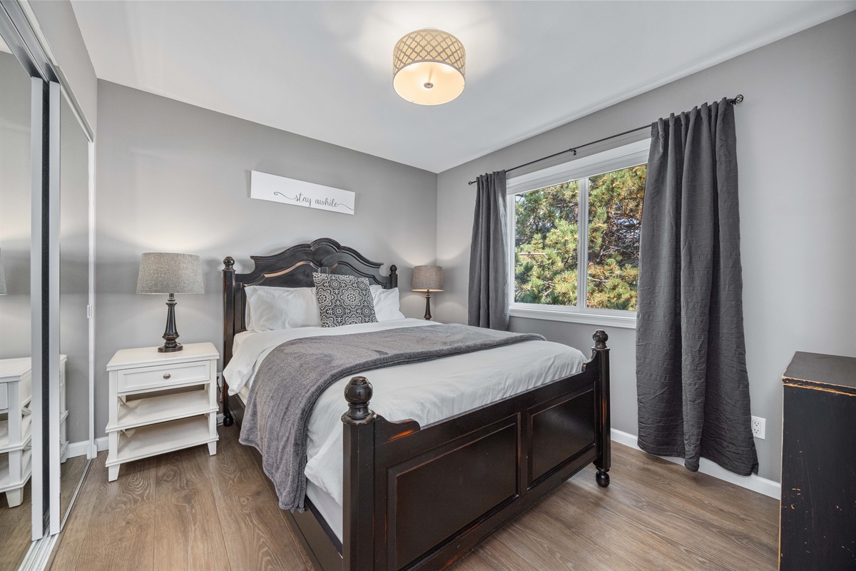 Upstairs Bedroom with Queen Bed