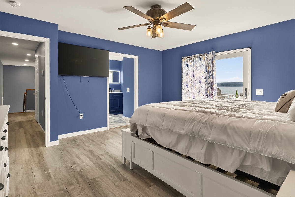 Bedroom with queen bed and ceiling fan