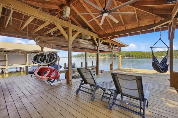 Your lake-day headquarters 🛶 Kayaks ready to go, plenty of shade, and Lake Tillery just steps away.