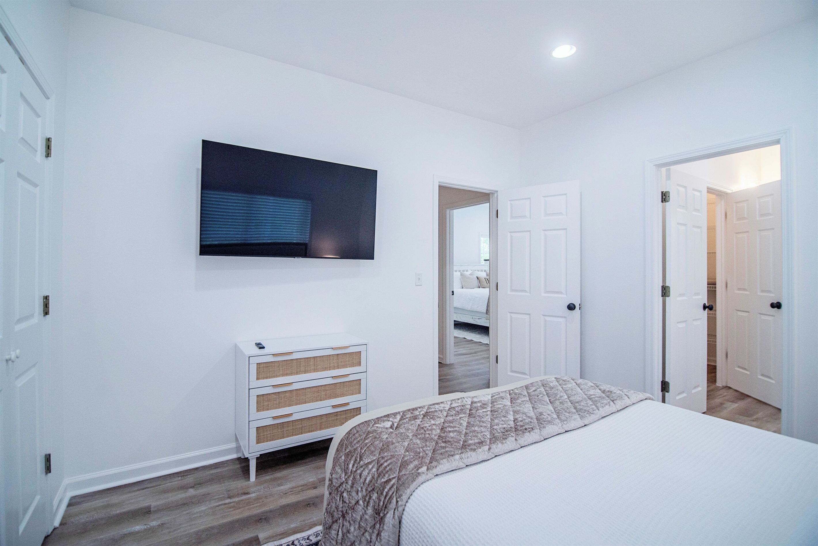 Upstairs Bedroom with Queen Bed