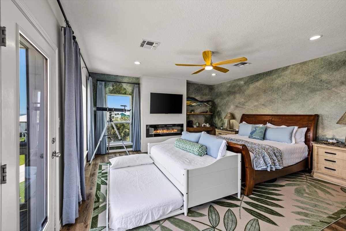 The day bed in the Intercoastal Waterway Primary Suite is multi purpose, on purpose!  Curl up with a book to relax and enjoy the views.  Or utilize as two twin beds - your choice. 