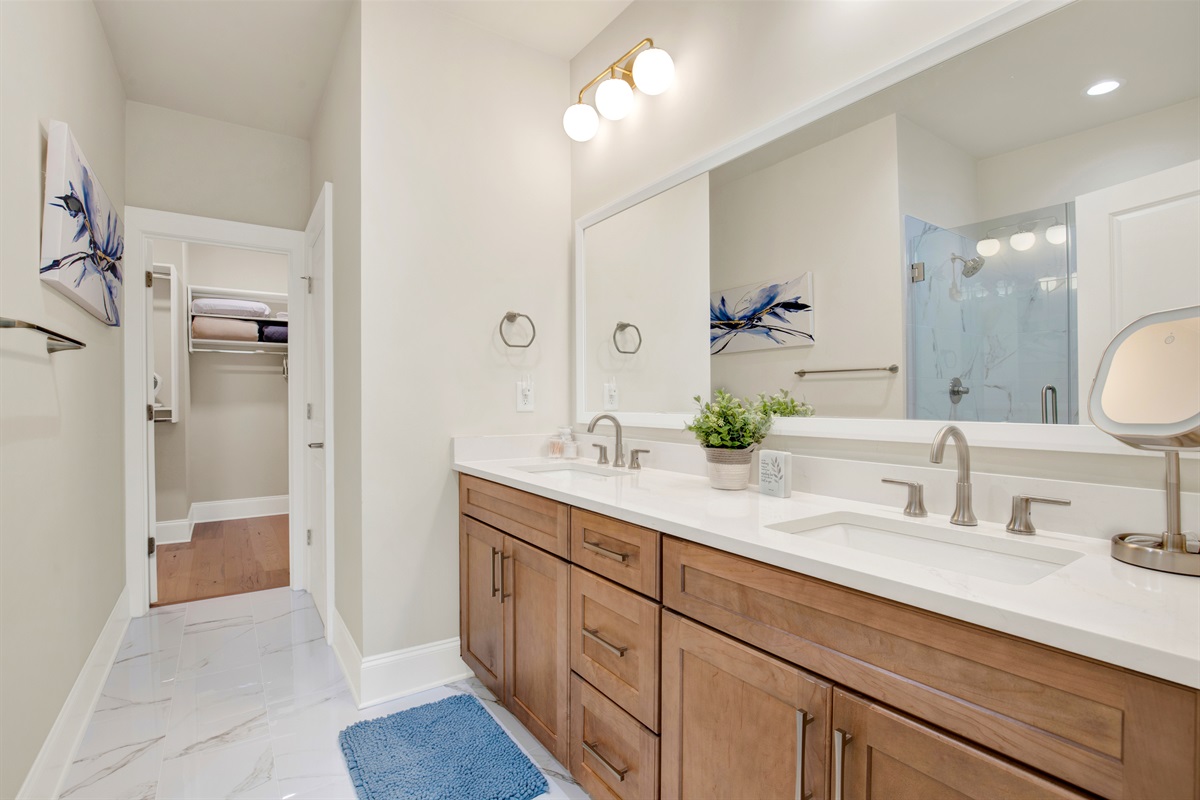 Primary King size ensuite bathroom