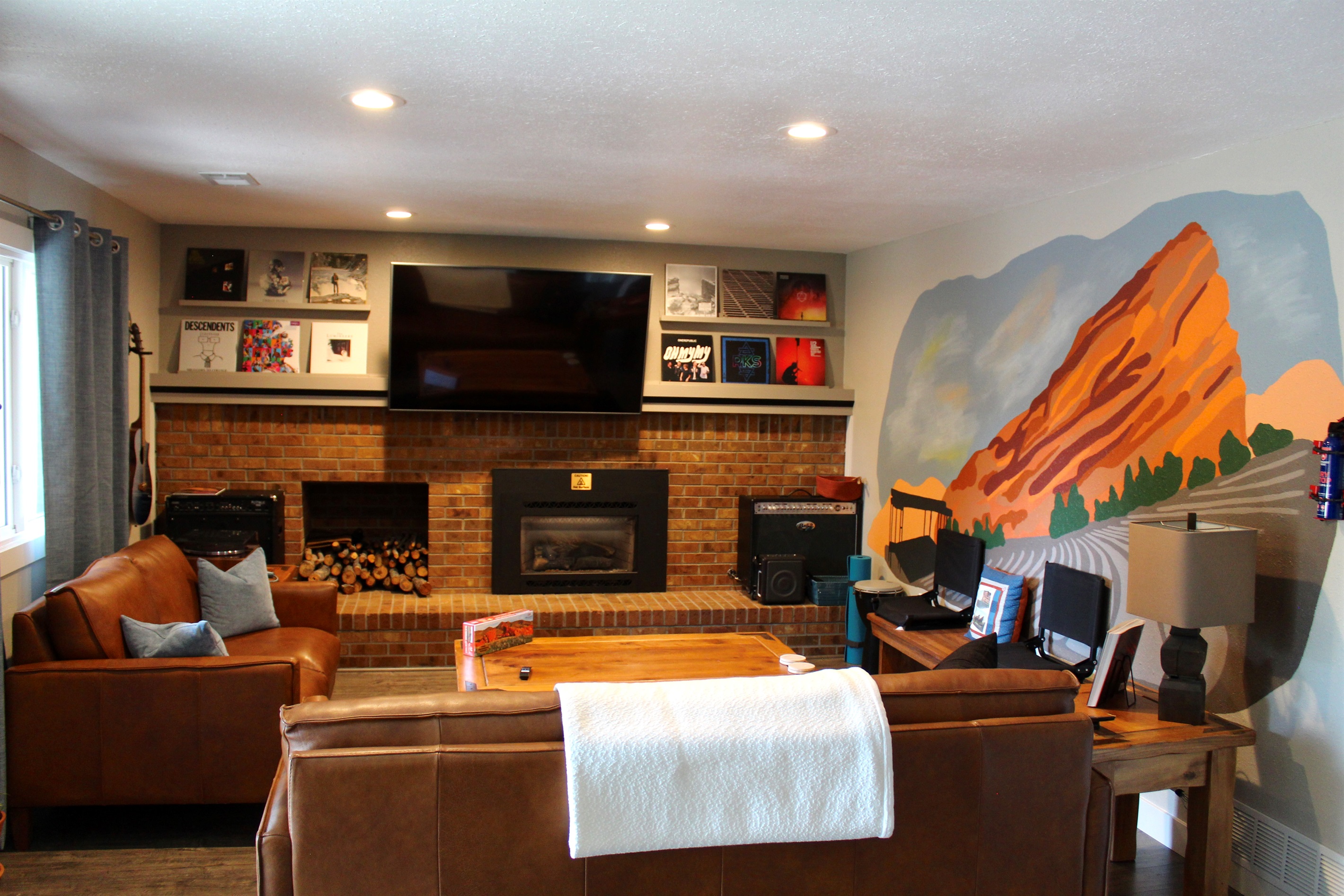 Ü be jammin’ in the Red Rocks Room!