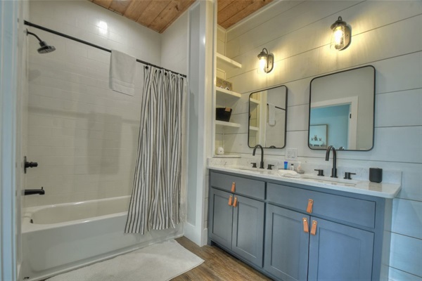Shower/tub combo, plus closet and toilet in this bath
