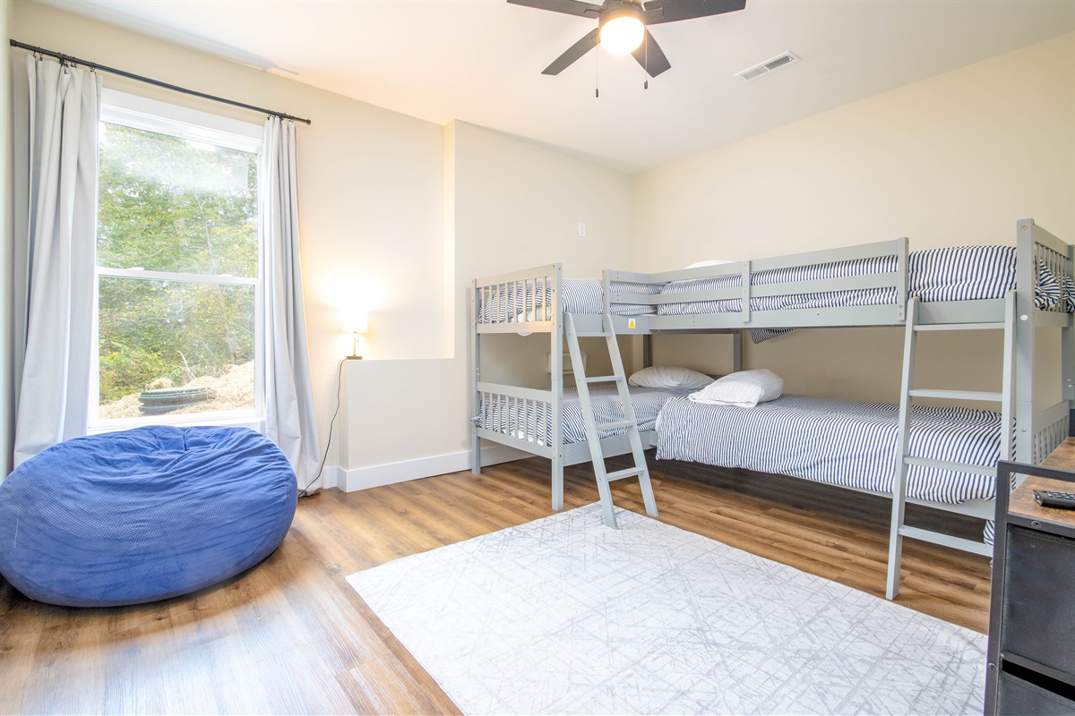twin bunk room and convertible to full bed pouf