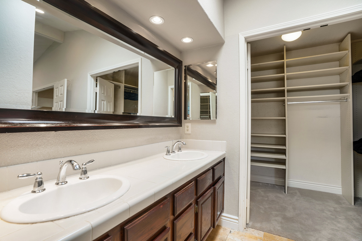 Double Vanity & Walk-in Closet