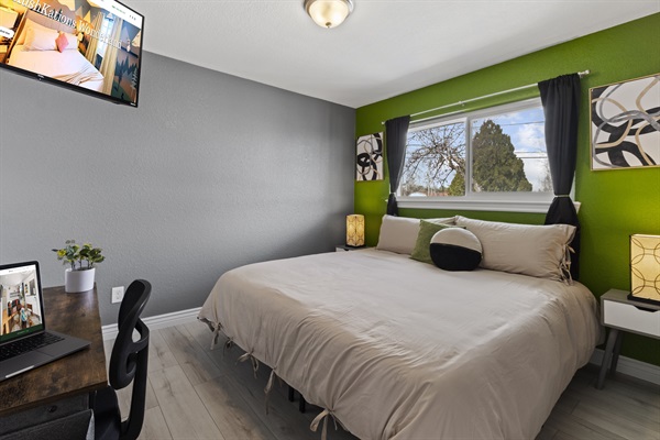 Royalty and Entertainment Unite: King Bedroom with Roku TV! 👑📺
