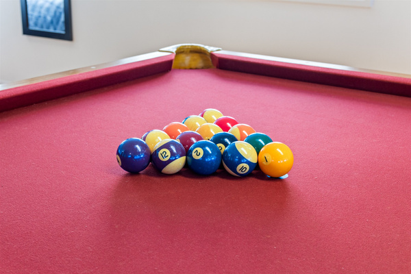 Boston & snooker balls, cues and score board
