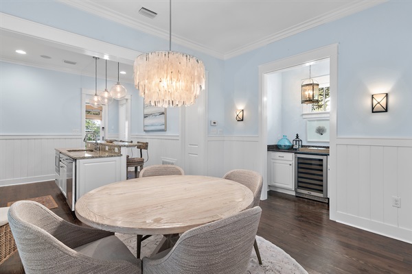 Spacious Dining Area for 8 – Ideal for Group Meals & Game Nights