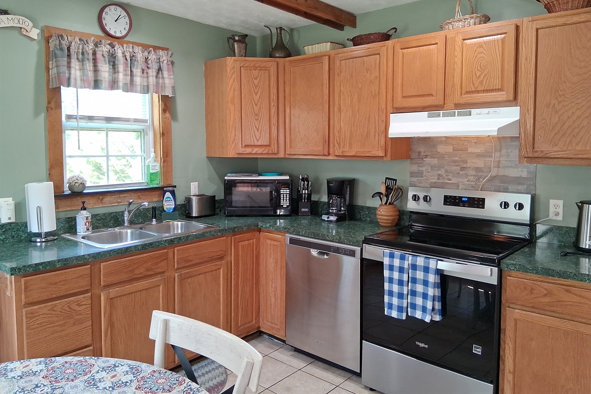Newly painted full kitchen for cooking!