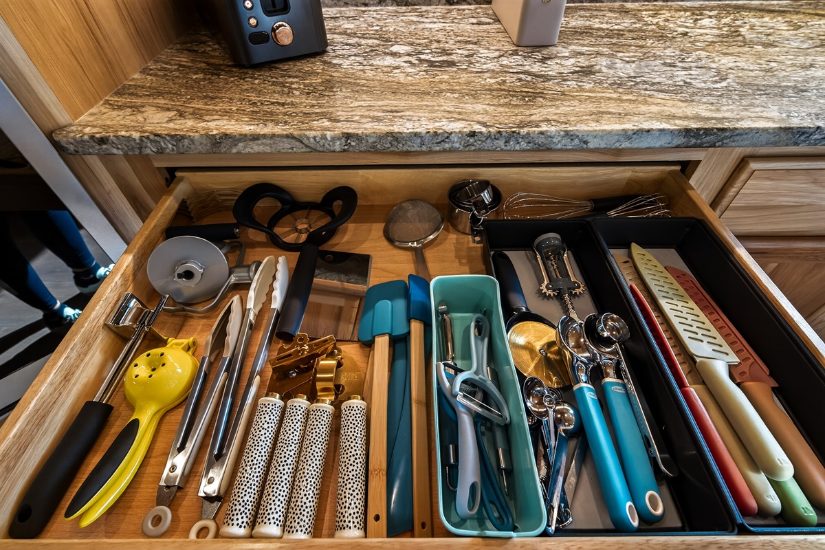 Fully Stocked Kitchen - Cooking knives, peelers, garlic press, citrus squeezer, meat tenderizer, pizza cutter, ice cream scoop, apple slicer and more! 