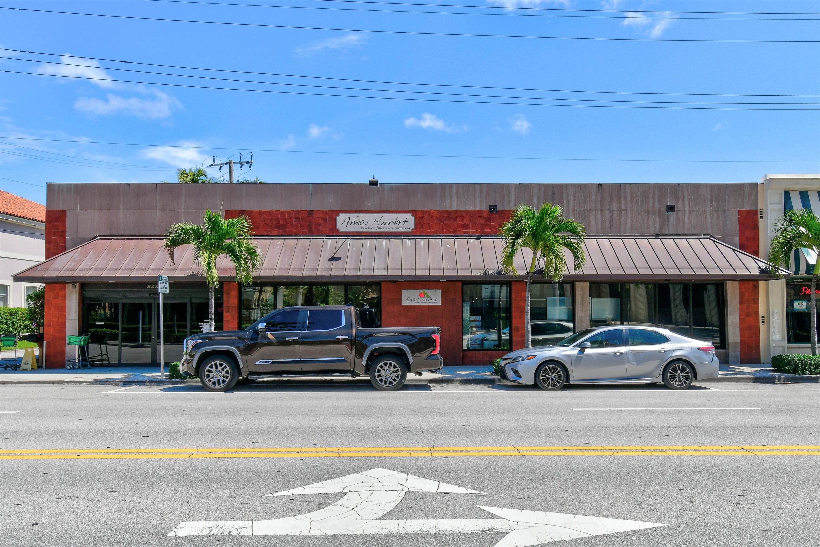 Amici Market, Two Minute Walk