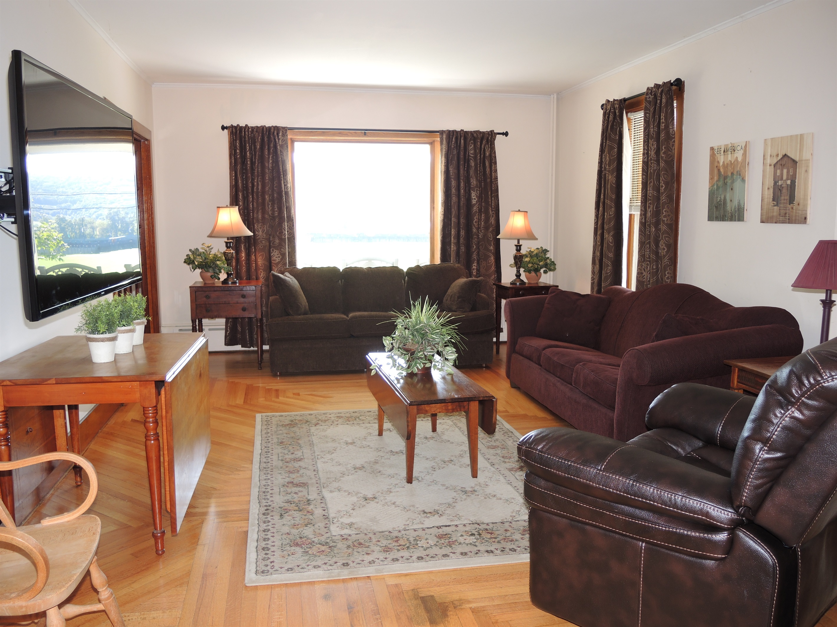 Living room w/ lots of seating!
