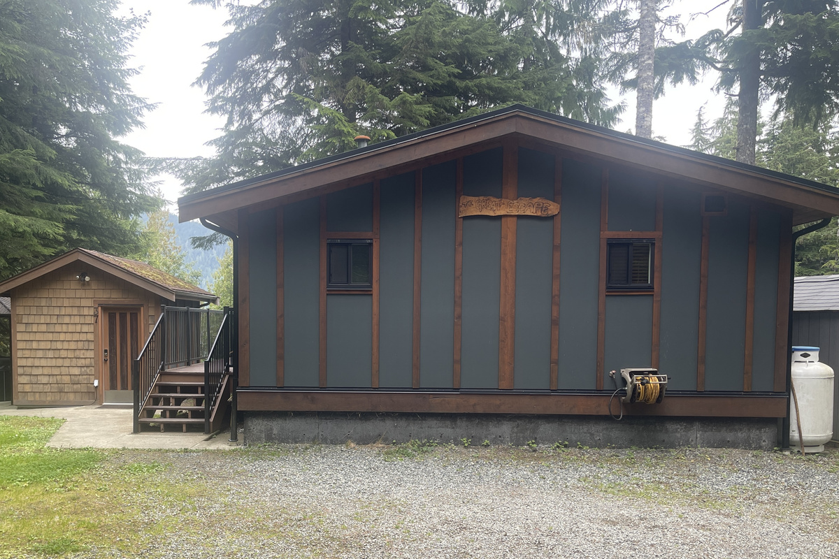 Road view of the Cottage, Bunkhouse, and covered Hot Tub