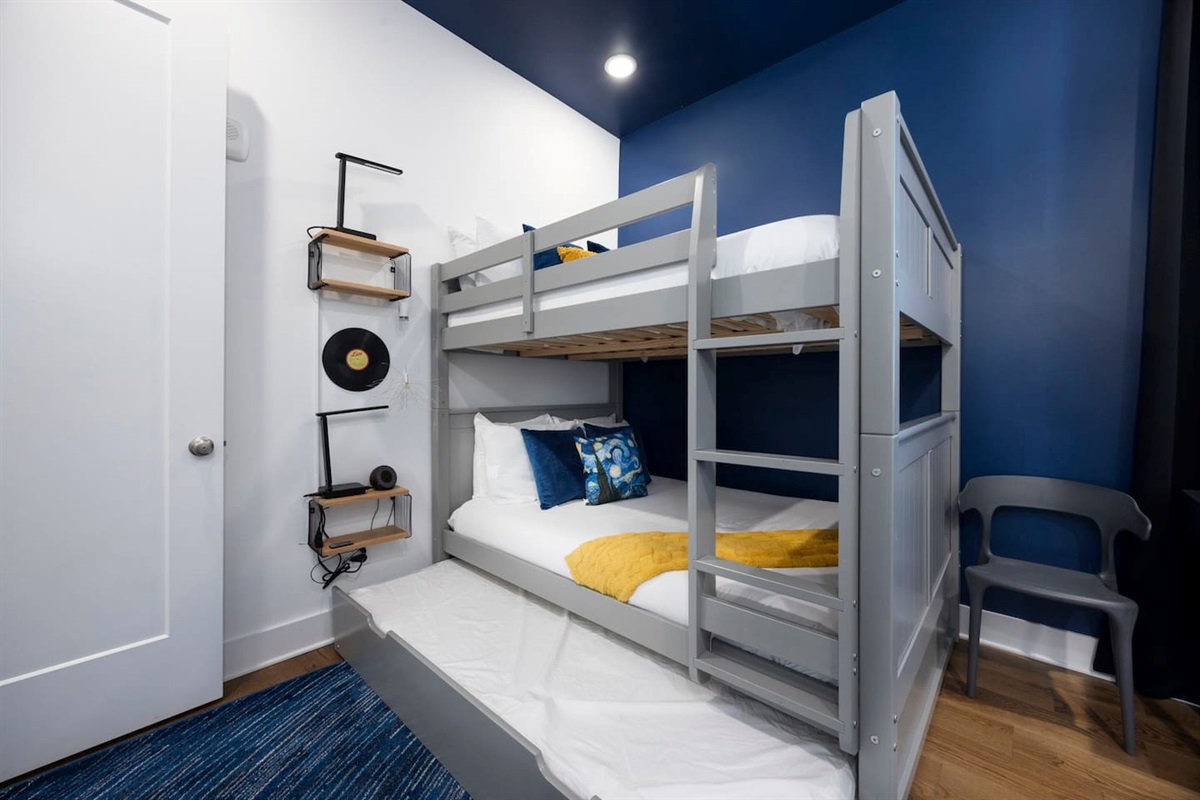 Welcome to the "Starry Night" room. Drift asleep as you stare off at the night sky ceiling with starry accents. 