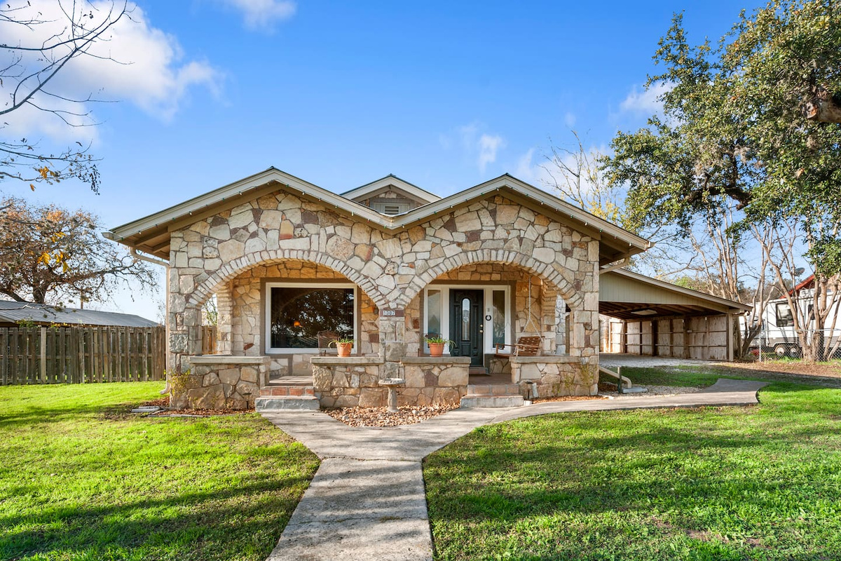 Place on Pecan, Bandera