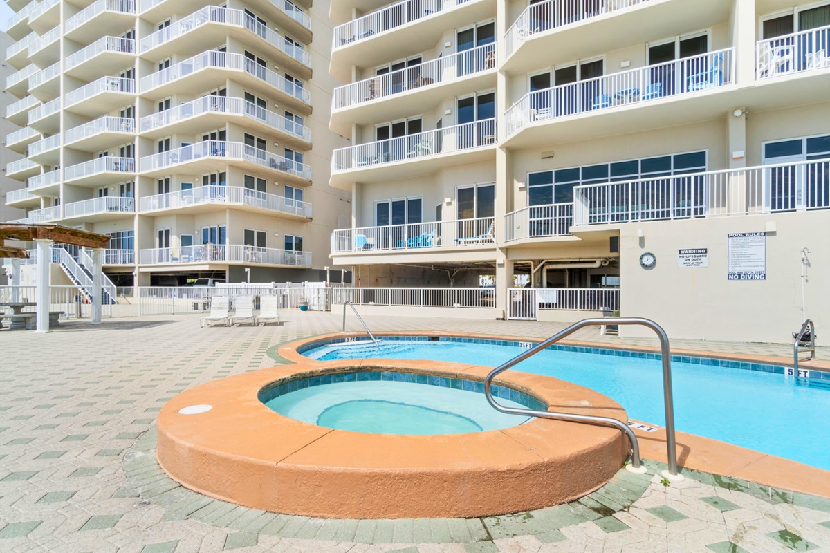 Alternate between the refreshing pool and relaxing hot tub while enjoying the beautiful coastal setting.