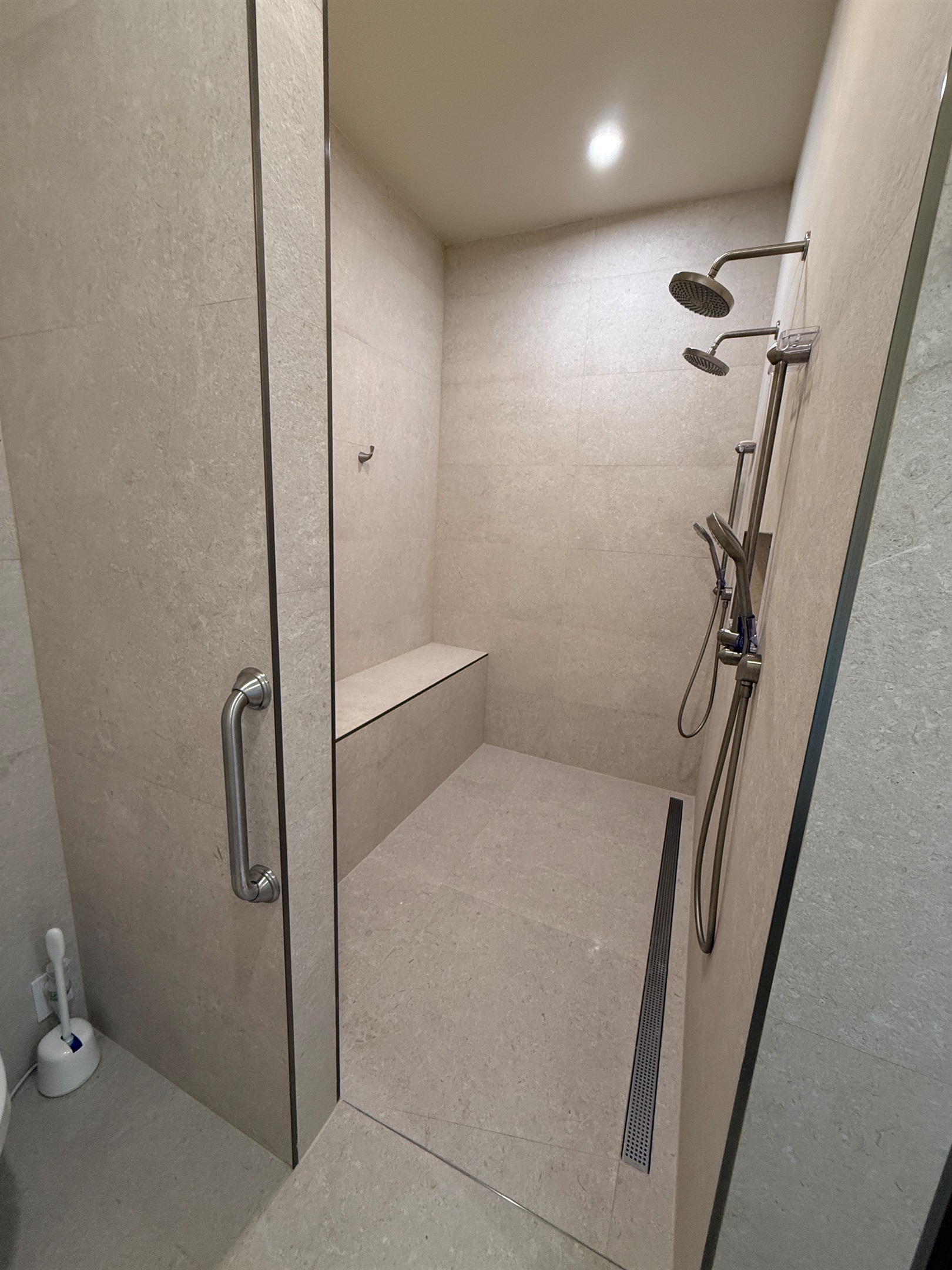 Primary en-suite dual shower - handicap accessible