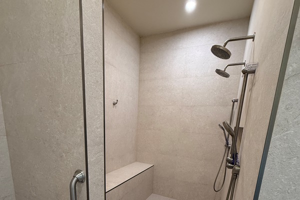 Primary en-suite dual shower - handicap accessible