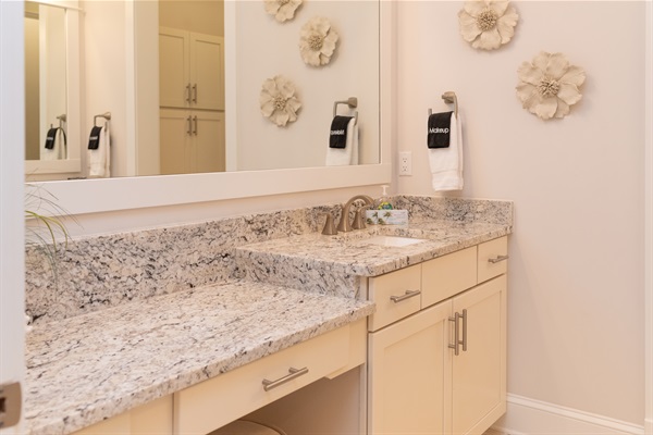 Upstairs Master / 2 Sinks