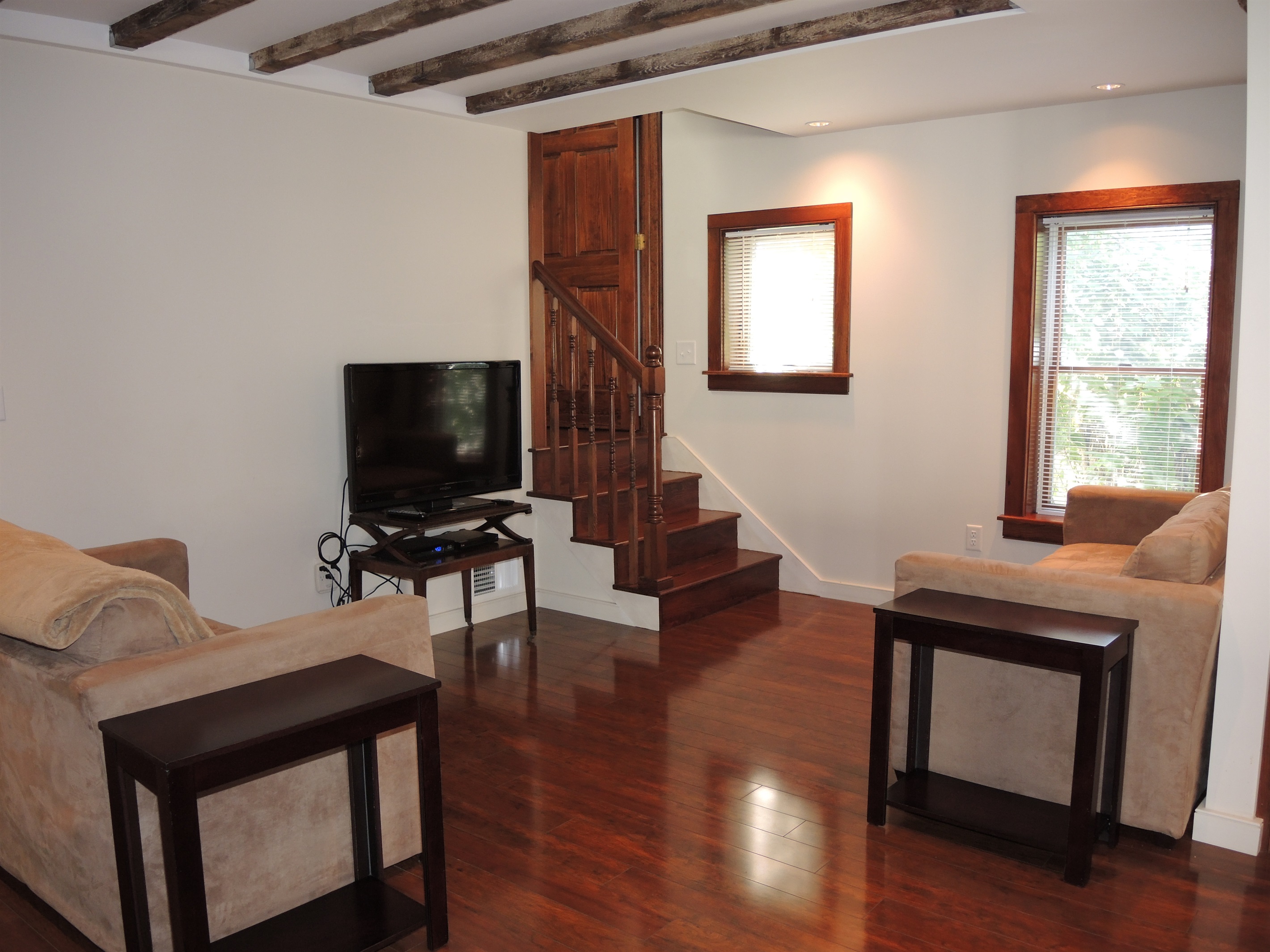 Living room w/ smart TV.