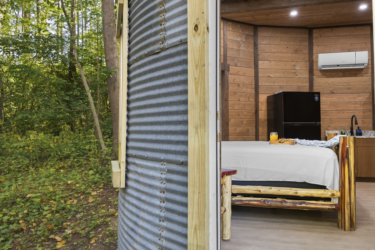 Rustic Retreat: Enjoy woodsy charm with modern comforts, perfect for relaxation and adventure!
