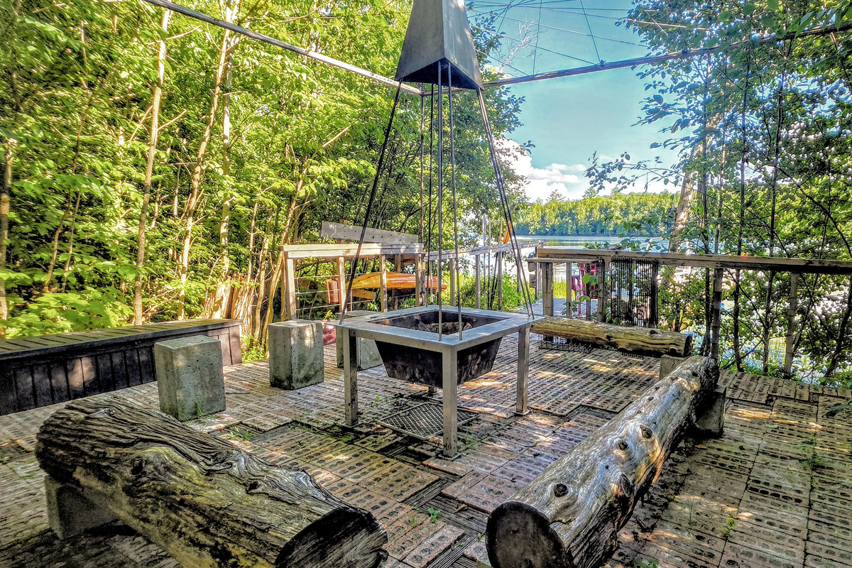 Firepit area with seating all around the fire