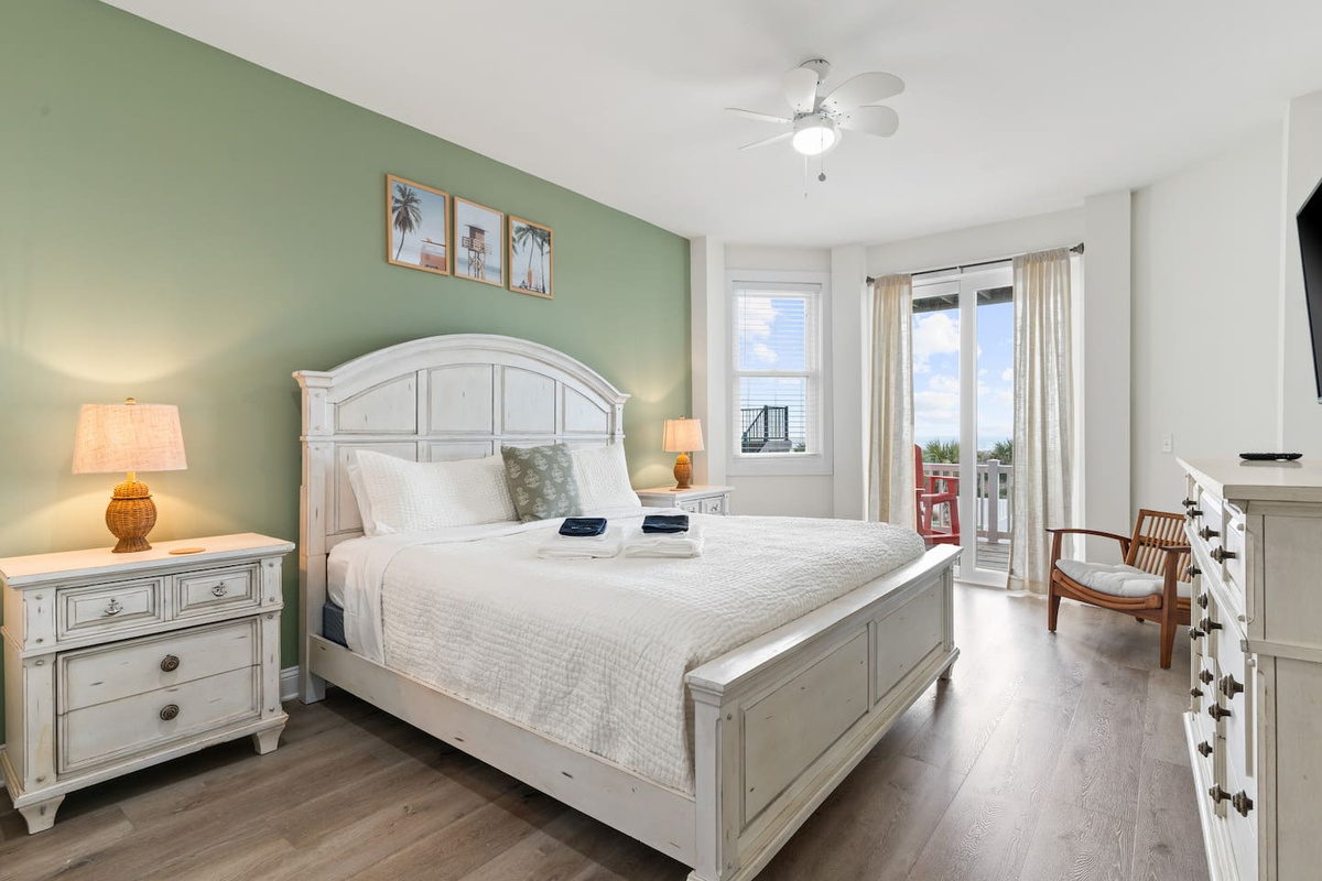 First floor - King bedroom - Faces the ocean!