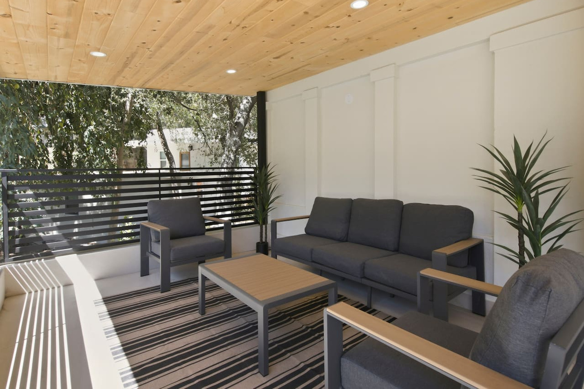 From poolside relaxation to effortless outdoor living, this space has it all.