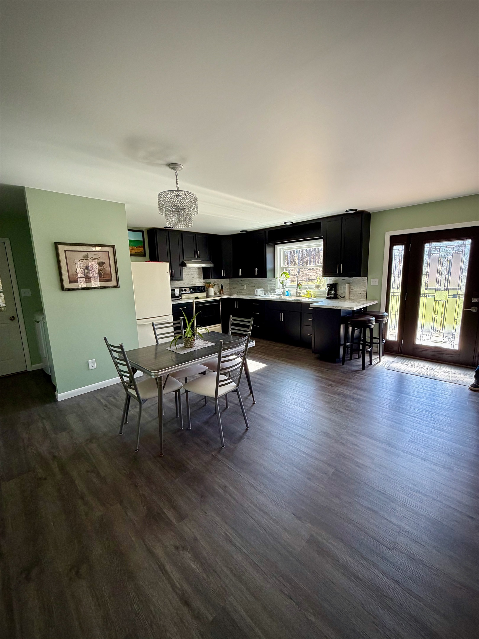 Full kitchen with all cooking essentials.