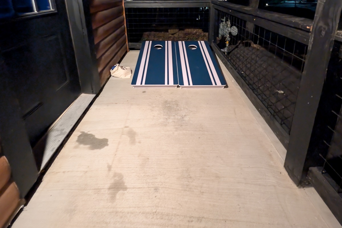 Create lasting memories with an outdoor game zone featuring cornhole—a guest favorite for post-hike relaxation.
