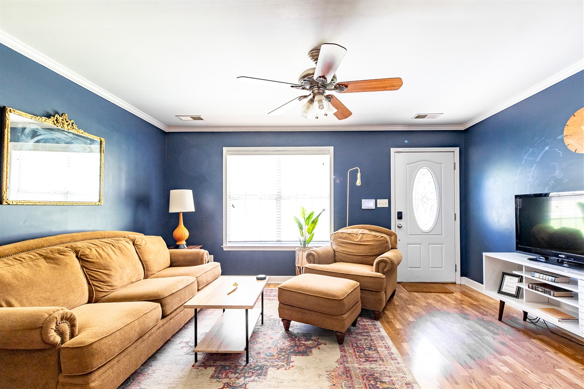 Living Room w/TV and comfy seating