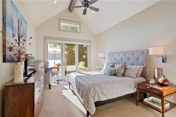 Relax in the king-size bed with breathtaking views of the lake.