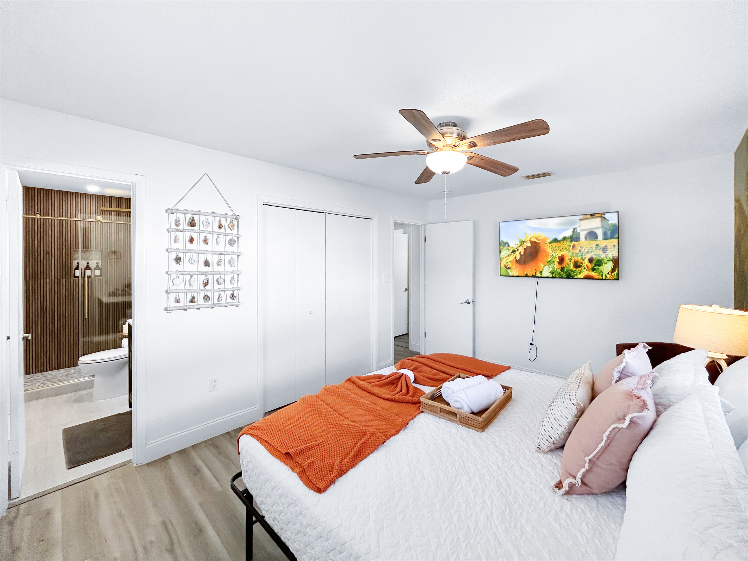 🚪 Primary suite has direct access to pool/lanai