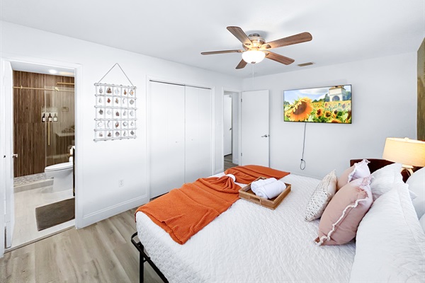 🚪 Primary suite has direct access to pool/lanai