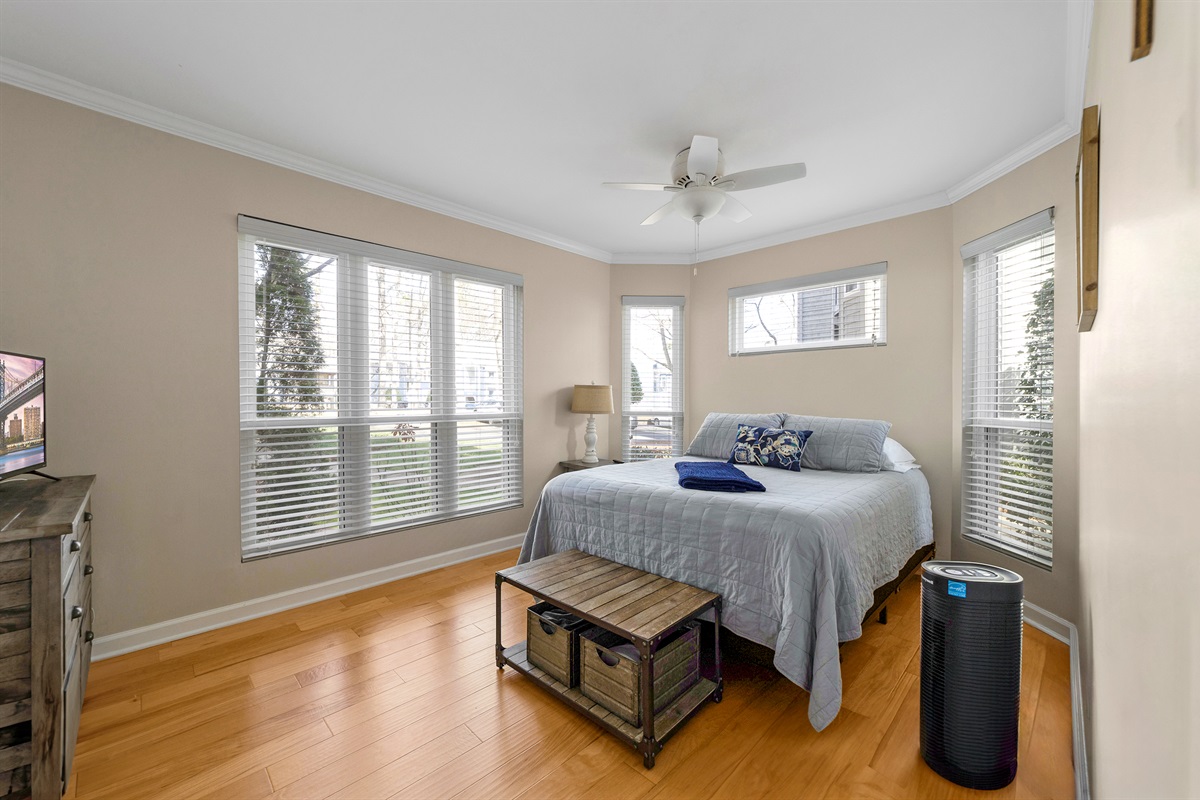 Master Bedroom with Queen Bed