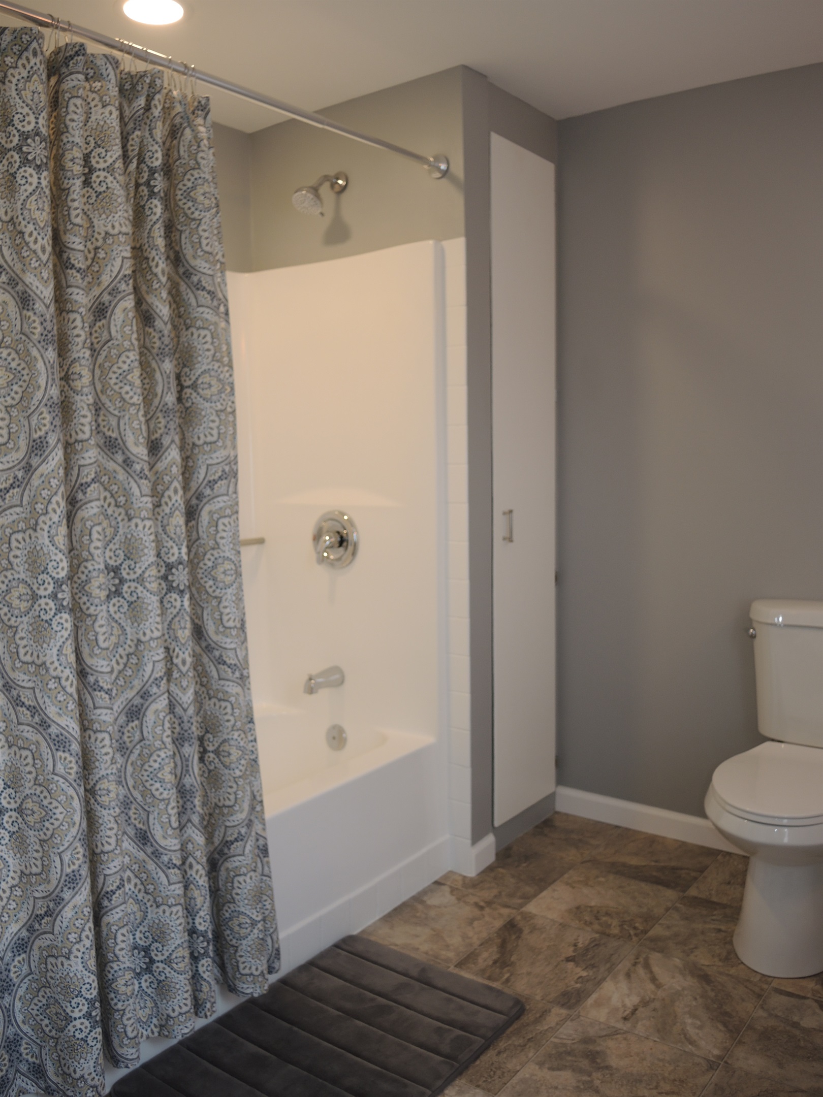 2nd floor bath w/ tub/shower