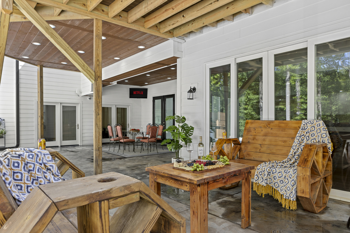 Outdoor Lounge: Embrace the fresh air with stylish seating and stunning views, perfect for relaxation!