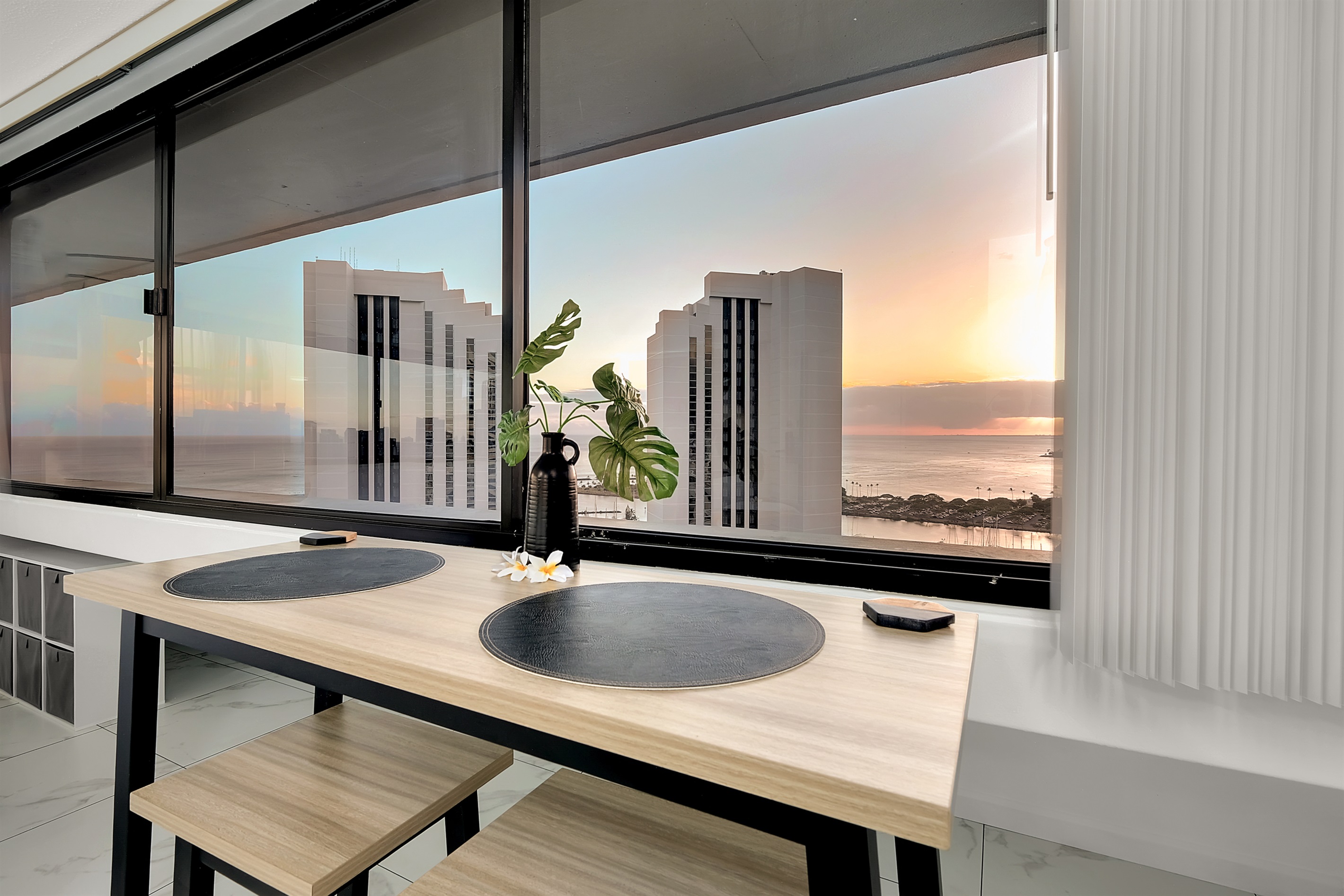 Savor breathtaking sunset views from your private dining nook overlooking the Pacific. With Waikīkī’s golden horizon as your backdrop, every meal becomes an unforgettable island moment.