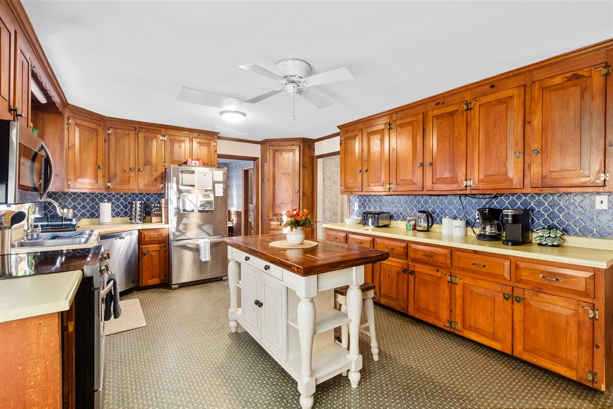 Kitchen with coffee/tea barPots, pans & cooking Utensils included