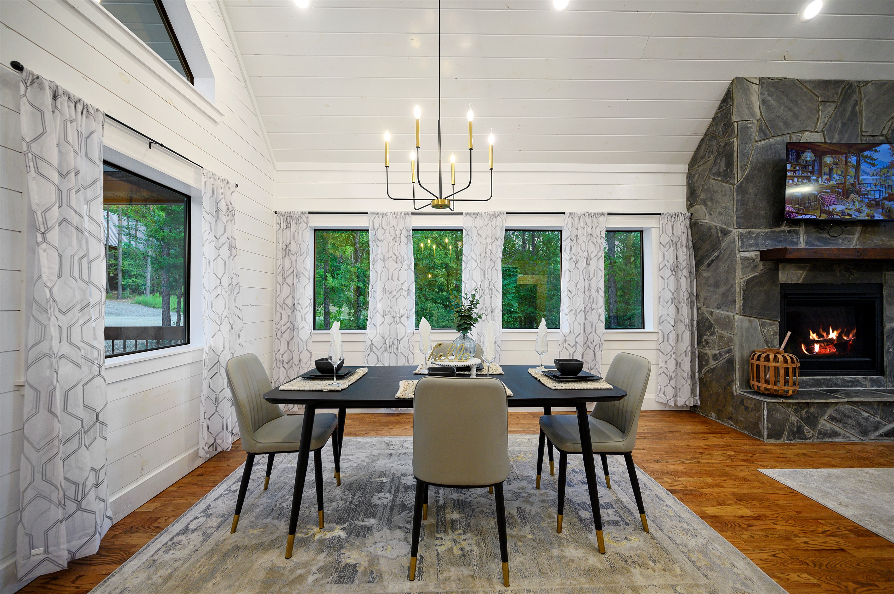 Dining with a view has never looked better. This bright and airy space is perfect for sharing meals, playing games, or planning your next adventure. Surrounded by windows, it’s like bringing the beauty of the outdoors right to your table.